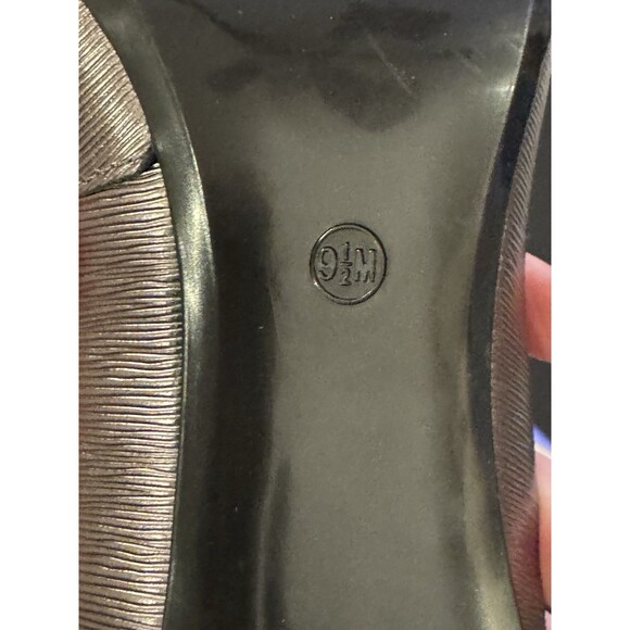 NEW Calvin Klein Gayle Shimmery Platinum Pumps Sz 9.5 Womens Dressy Tiny Flaw - Picture 8 of 12